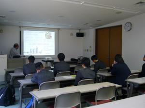 研究内容説明の様子