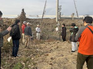 現場で電気柵監視システムについて参加者に説明