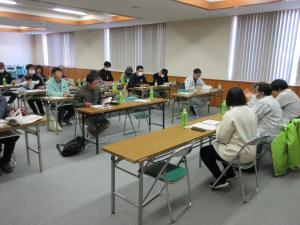 ぶどうのハダニ類対策について学ぶ参加者