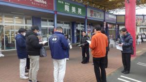 円になって直売所の概要説明を受ける関係者ら