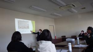 パワーポイントを用いた労務管理についての説明を受ける様子