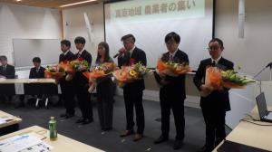 激励に応える新規就農者の写真