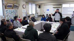 机を囲い意見交換が行われる様子