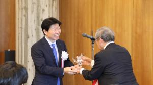 トロフィー授与の様子