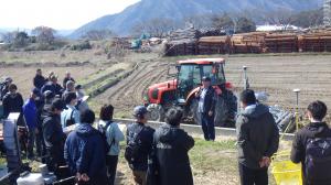 参加者に自動レベラーシステムを説明している写真