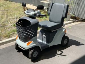 シニアカー（電動車いす）