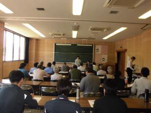 普及指導員からの麦収穫適期の説明を聞く集落営農メンバー