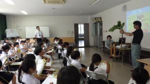 職員が説明し、小学生が聞き入る様子