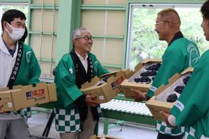 無事の出荷を喜ぶ生産者ら