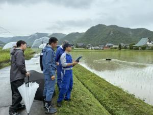 操作する井関農機(株)職員と参加者