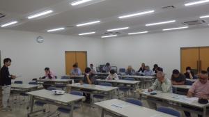 熱中症対策の啓発をする普及指導員とその説明を聞く生産者