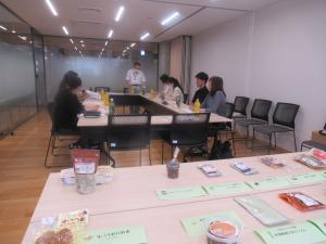 関係機関が集まり情報共有している写真