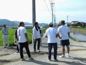 水管理について説明を聞く会員たち