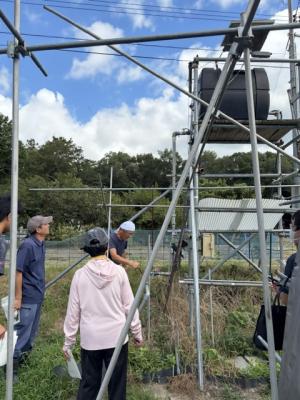 拍動自動かん水装置に興味津々な参加者