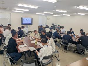 熱心にリスク対策の意見を交わす青年農業者たち