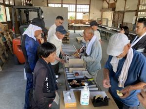 令和8年産イチジクの食味を確認する生産者