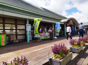 通路に面した一角にコーナーを設けＰＲしている写真