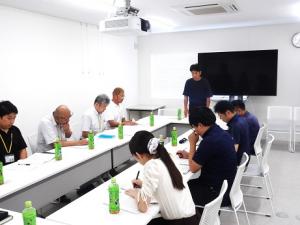 抱負を語る研修生の写真２