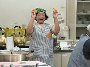 摘果みかんの使い分けを説明する農業士