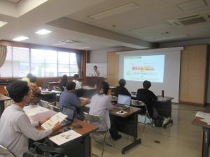 講師の話を熱心に聞く参加者の写真