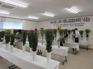 真庭地域の各地から多数出品された花が並ぶ会場の写真