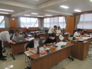 参加者が、原価計算シートに数値を入力している写真