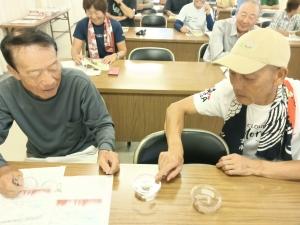 フラスの実物を確認する生産者（２）
