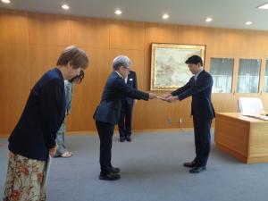 知事に勧告書を渡す安田委員長