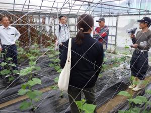 現地にて質問に答えるみどり会会長の小若氏