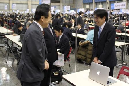 若者たちの就職面接会の写真