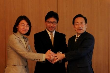 日本エアロフォージと立地に伴う協定書を取り交わす写真