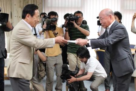 知事が「おかやま発展戦略会議」からの提言を受け取る写真