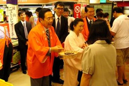 台湾で知事がトップセールスする写真