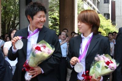 福元美穂、宮間あや両選手に2回目の県民栄誉賞を授与しました