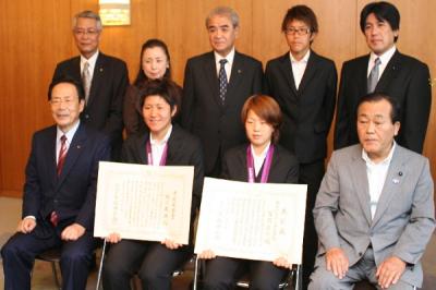 福元美穂選手、宮間あや選手に2回目の県民栄誉賞を授与しました