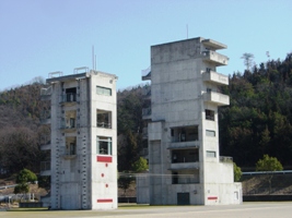 左側に補助訓練塔、右側に主訓練塔が写った写真です。
