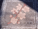 ももの花と「もも　岡山県」と刷りこまれたプレート