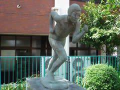 日本女子体育大学構内の人見絹枝像