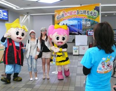 岡山－台北間の双方向チャーター便の乗客を岡山空港で出迎えている写真