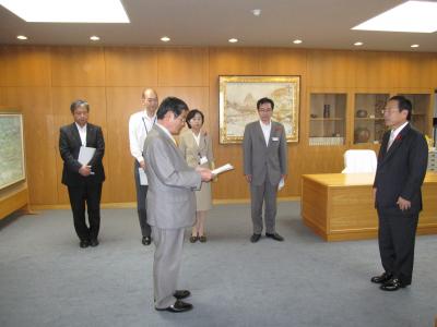 税制懇話会が「岡山県産業廃棄物処理税」についての提言書を知事に提出する写真