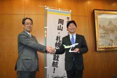 株式会社エアドゥが知事を表敬訪問し岡山札幌線の新規就航を発表した写真