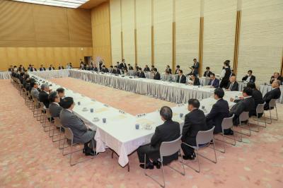 岡山県議会 ７月２６日 高橋戒隆議長が 内閣総理大臣と都道府県議会議長との懇談会 に出席しました 岡山県ホームページ 議会事務局