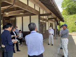 大山会長の説明を聞く参加者ら