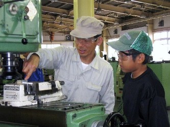 機械を見ながら製作要領の説明