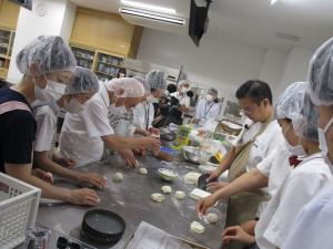 生地の成形を行う参加者たち