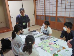 産地の将来について学生と生産者が討議する様子