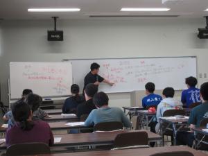 税理士から税金について説明を受ける