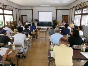 講師の話を熱心に聞く参加者