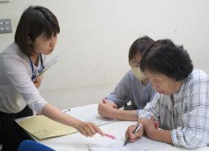 講師に質問する受講生
