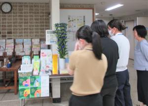 真庭地域事務所で展示された最優秀賞の蒜山産りんどうを立ち寄った人が見ています